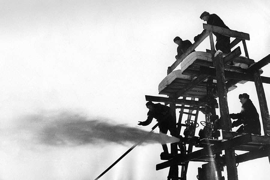 Первый нефтяной фонтан в Восточной Сибири (1962)
