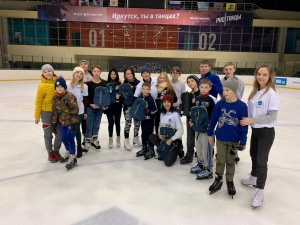 Волонтеры ИНК организовали катание на коньках для воспитанников детского дома