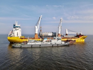 В открытом море завершилась перевалка крупногабаритных грузов с морских судов на баржи для Иркутского завода полимеров