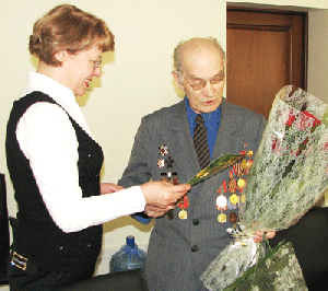 Генеральный директор ИНК Марина Седых поздравила ветерана Великой отечественной войны Ивана Кремлякова